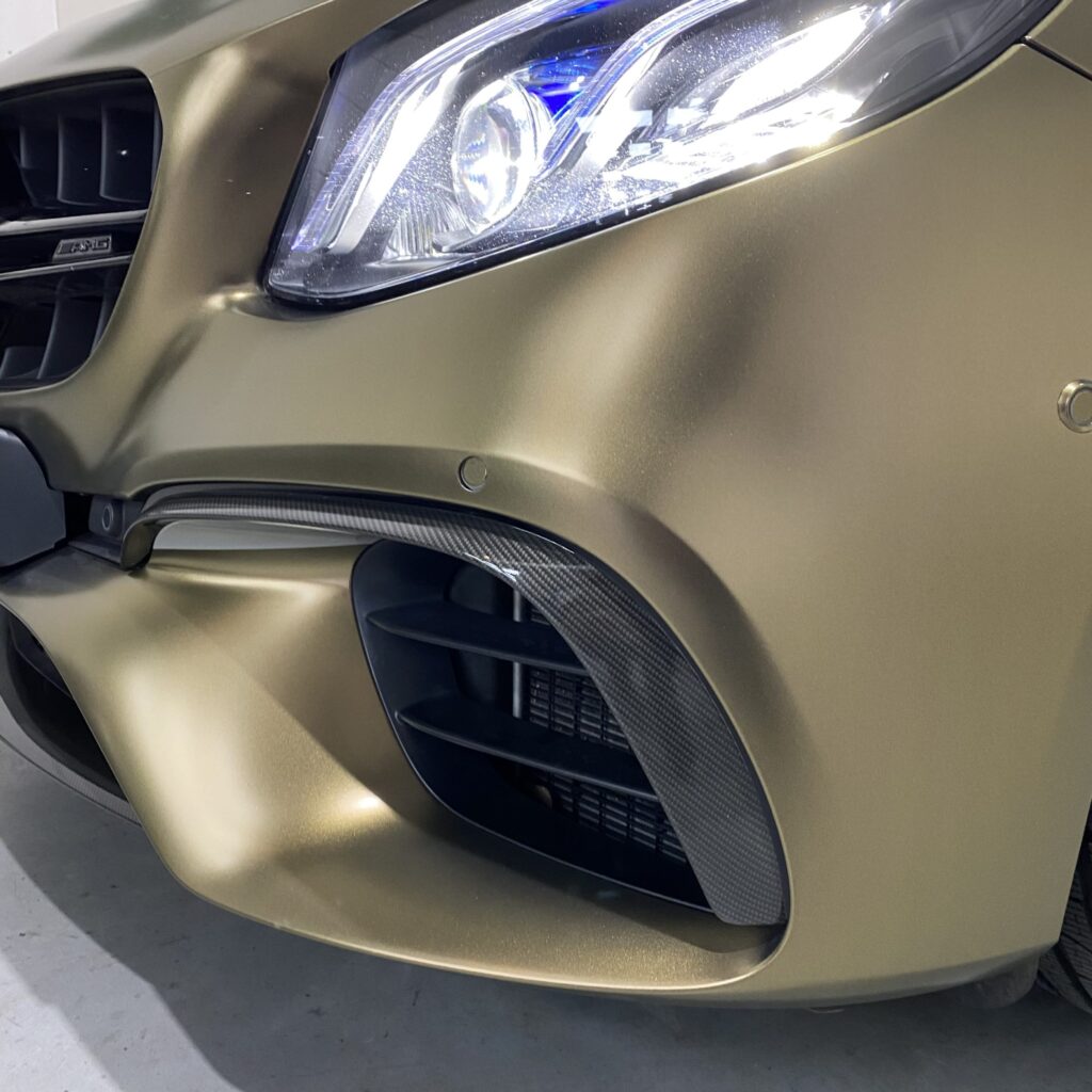 Mercedes E klasse AMG gewrapt in Teckwrap Bond Gold
