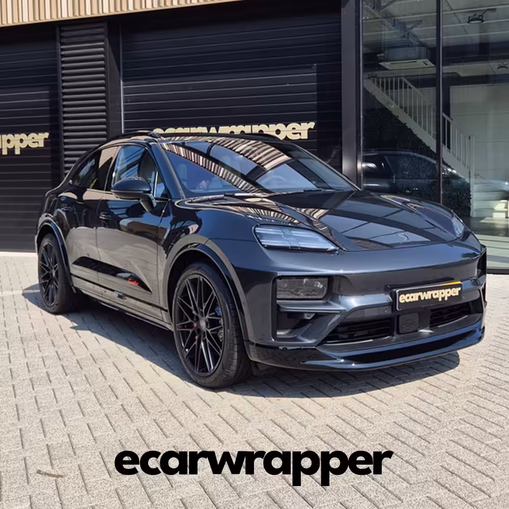Nieuwe Porsche Macan Electric volledig beschermd met PPF. Onzichtbare bescherming tegen steenslag, krassen en vuil. Klaar in 1 dag, 10 jaar garantie.