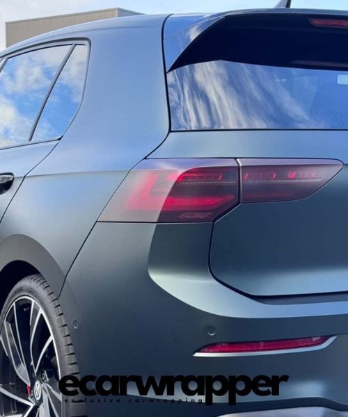 VW Golf 8 Gti carwrap Dark Sage KPMF met smoked lights